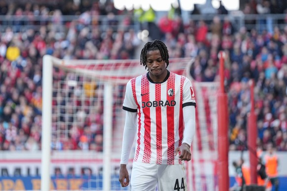 Deniz Aytekin Schiedsrichter zeigt Johan Manzambi SC Freiburg, 44 die rote Karte, Platzverweis , Deutschland, Fussball, 1. Bundesliga, 21.Spieltag, 2025/2026, SC Freiburg vs. SV Werder Bremen, 07.02.2 ...