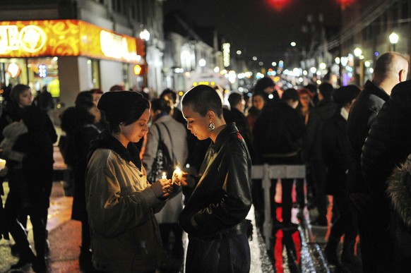 Rosie Villano, left, and Chai Smith, both Carnegie Mellon of Oakland, hold candles during an interfaith vigil outside of Sixth Presbyterian Church, Saturday, Oct, 27, 2018, in the Squirrel Hill sectio ...