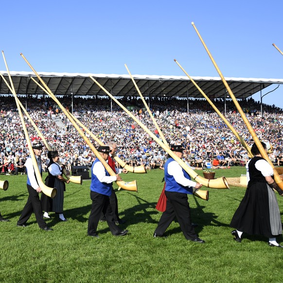 Alphornblaeser waehrend dem Festakt am Eidgenoessischen Schwing- und Aelplerfest (ESAF) in Zug, am Sonntag, 25. August 2019. (KEYSTONE/Urs Flueeler)