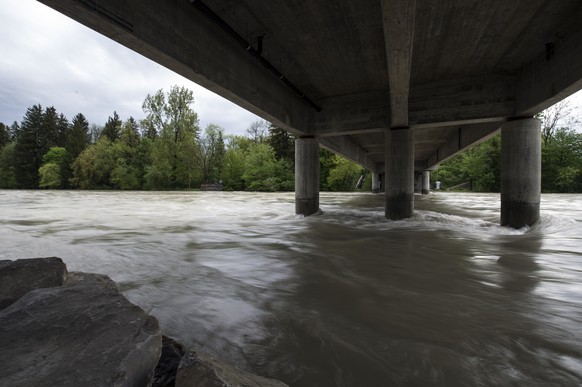 Die Aare (hier bei Münsigen) führt bedrohlich viel Wasser.