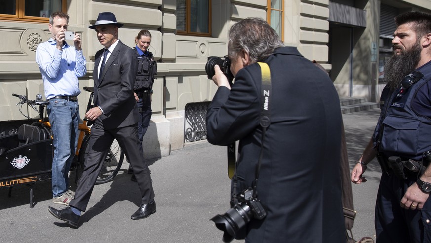 Bundesrat Alain Berset kommt zu einer Medienkonferenz des Bundesrates ueber die Situation des Coronavirus, am Donnerstag, 16. April 2020 in Bern. (KEYSTONE/Peter Klaunzer)