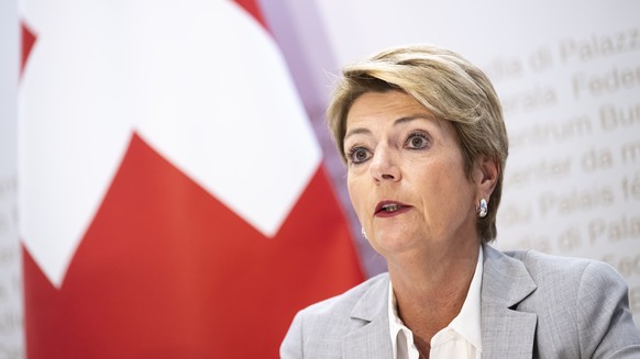 Bundesraetin Karin Keller-Sutter spricht an einer Medienkonferenz ueber die finanzpolitische Standortbestimmung zum Voranschlag 2026 und das provisorische Rechnungsergebnis 2024 am Mittwoch, den 12. F ...