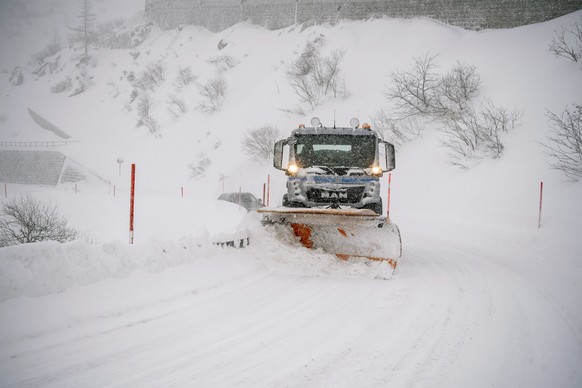 Die Kantonsstrasse in der Schoellenenschlucht zwischen Goeschenen und Andermatt ist schneebedeckt, am Donnerstag, 14. Januar 2021. (KEYSTONE/Urs Flueeler)