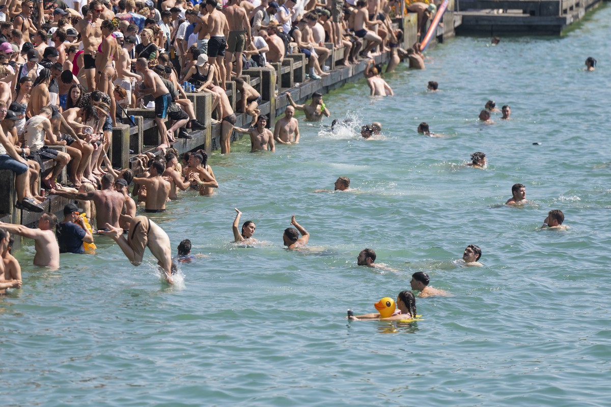 epa12291169 People swim in Lake Zurich during the 32nd Street Parade in Zurich, Switzerland, 09 August 2025. The annual dance music event Street Parade runs this year under the slogan 'Live Love, ...