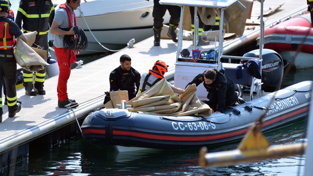 epa10662226 Carabinieri and fire brigade officers take part in the search and rescue operation in Lake Maggiore after a tourist boat capsized near Lisanza (Varese), northern Italy, 29 May 2023. At lea ...