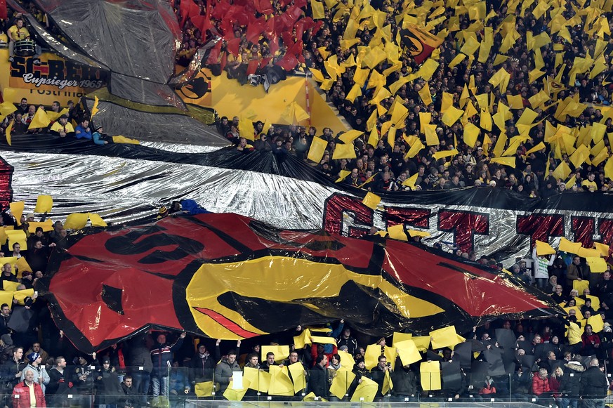 Berns Fans sorgen fuer Stimmung im Final des Swiss Ice Hockey Cups 2014/15 zwischen dem SC Bern und den Kloten Flyers, am Mittwoch, 11. Februar 2015, in der PostFinance-Arena in Bern. (KEYSTONE/Peter  ...