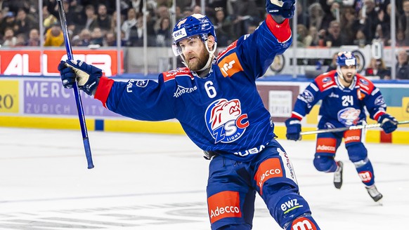 Yannick Weber (ZSC) jubelt nach seinem Tor zum 2:2 im dritten Playoff Final Eishockeyspiel der National League zwischen den ZSC Lions und Lausanne HC, am Samstag, 20. April 2024 in der Swiss Life Aren ...