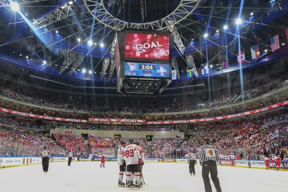 12.05.2015; Prag; Eishockey WM 2015 - IIHF WORLD ICE HOCKEY WORLD CHAMPIONSHIP;
Czech Republic - Switzerland;
Die Schweizer jubeln nach dem Tor zum 0:1 in der O2 Arena 
(Andy Mueller/freshfocus)