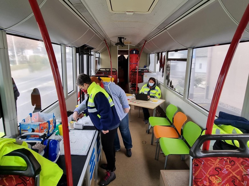 Im Innern des Busses wird sich aufgewärmt. Und manchmal auch geimpft.