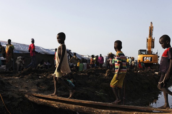 Kinder gehen über eine provisorische Brücke im Camp von Bentiu.&nbsp;