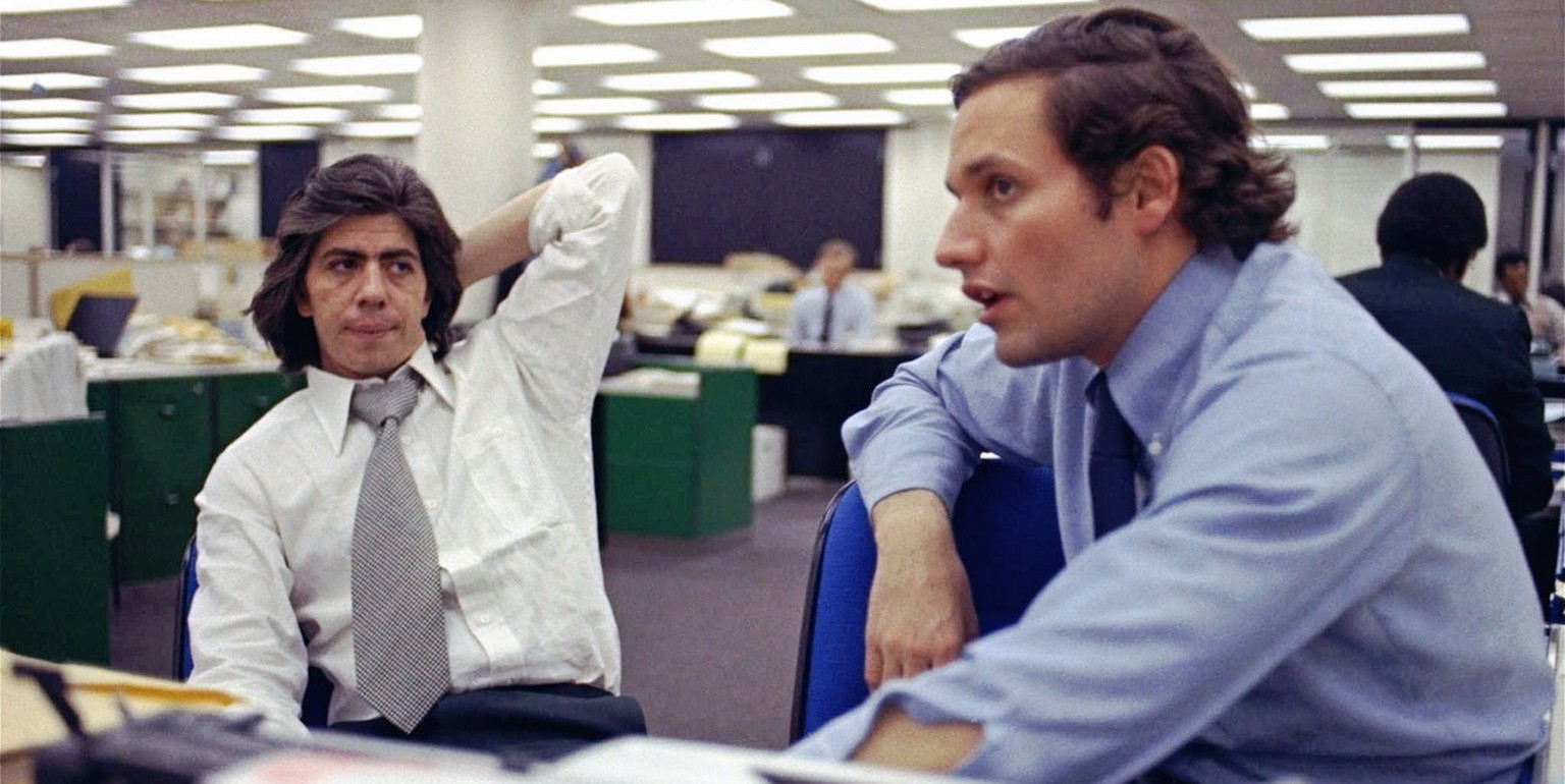 Die Reporter Bob Woodward, rechts, and Carl Bernstein, die fuer ihre Berichterstattung und Recherchen zur Watergate-Affaere den Pulitzerpreis erhielten, aufgenommen in der Redaktion der Washington Pos ...
