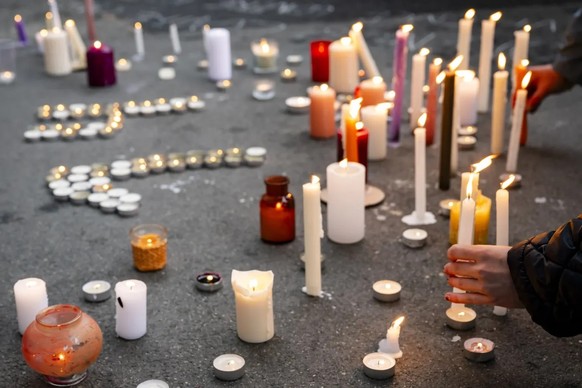 Gedenken an die Opfer des jüngsten Femizids: Die Neuenburger Bevölkerung zündete Kerzen an.