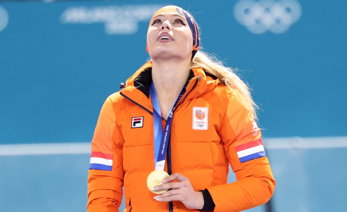 epa12720926 Gold medalist Jutta Leerdam of the Netherlands looks on after the Women's 1000m of the Speed Skating competitions at the Milano Cortina 2026 Winter Olympic Games, in Milan, Italy, 09  ...