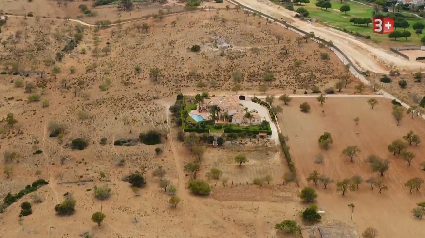 Und hier noch das ganze Bild des Villen-Shots. So ganz in der Pampa liegt die Villa dann doch nicht. Wir haben fürs Drama den Golfplatz oben rechts herausgeschnitten. Ich nehme an, im Zusammenhang mit ...