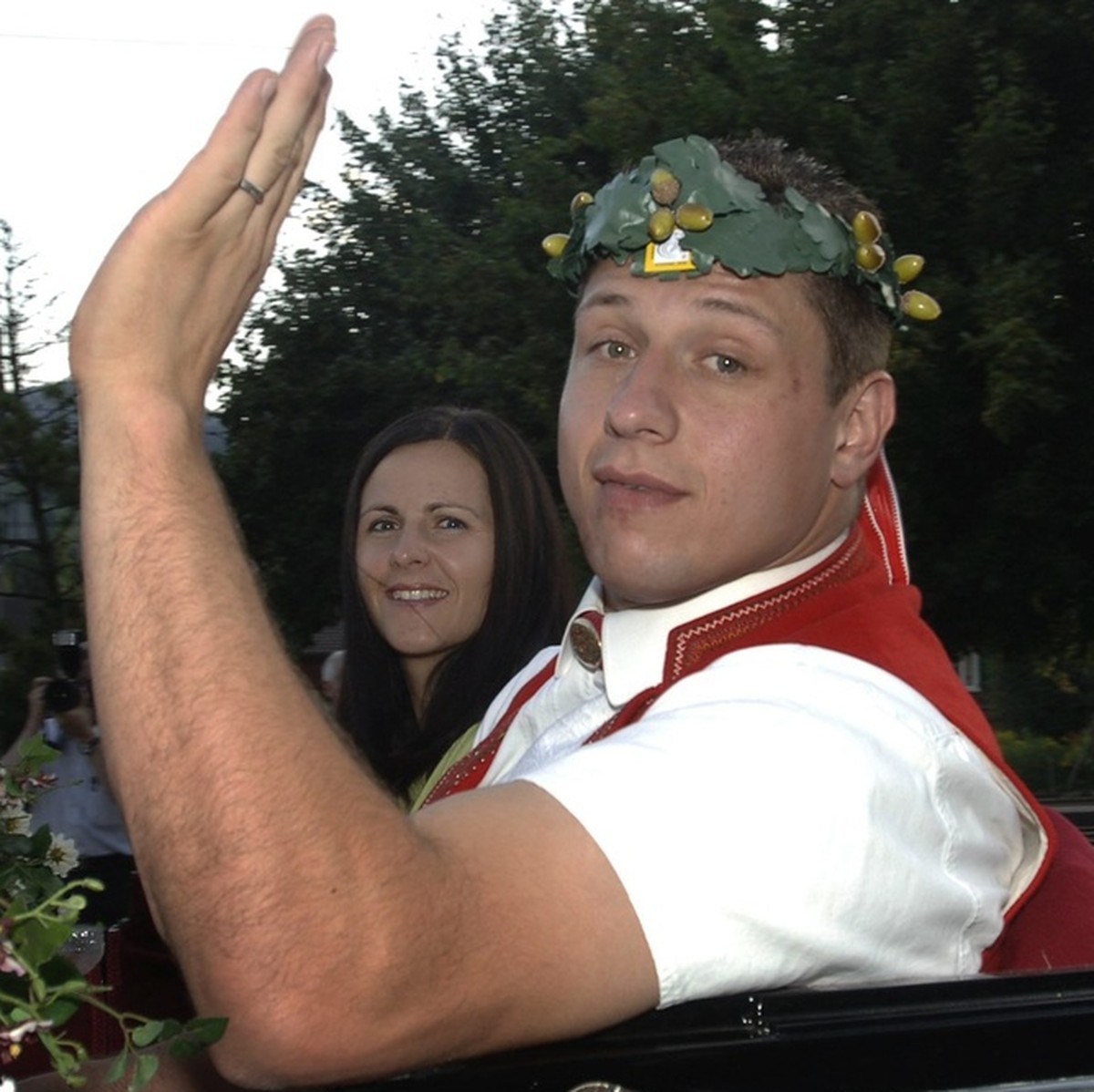 Schwingerkoenig Joerg Abderhalden, vorne, seine Frau Andrea, hinten, und seine Mutter Rosmarie, links, begruessen am Montag, 27. August 2007, waehrend der Kutschenfahrt zum Bahnhofplatz in Nesslau die ...