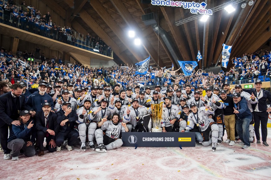 Die Fribourger Spieler mit Julien Sprunger feiern den Meistertitel mit dem Pokal nach ihrem Sieg gegen Davos in der Verlaengerung im siebten Eishockey Playoff Finalspiel der National League zwischen H ...