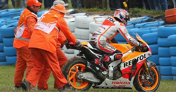 Marc Marquez muss von der Bahn geschoben werden.