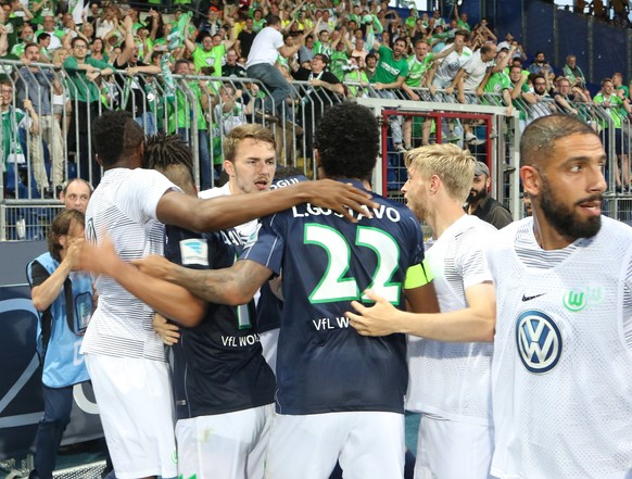 epa05998289 Wolfsburg&#039;s players celebrate Vieirinha-De Freitas goal during the German Bundesliga Relegation soccer match between Eintracht Braunschweig and VfL Wolfsburg in Braunschweig, Germany, ...