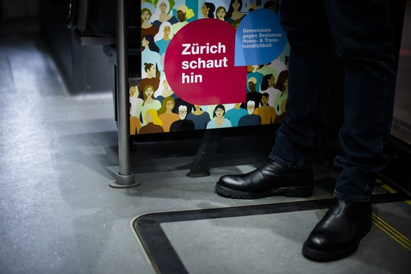 Ein Mann steht in einem Bus der Verkehrsbetriebe Zuerich (VBZ) mit der staedtischen Kampagne "Zuerich schaut hin", waehrend einer Medienkonferenz am Montag, 6. Februar 2023 in Zuerich. Die K ...