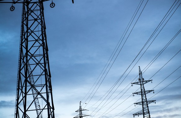 Ein Arbeiter haelt ein Seil waehrend der Konstrukion eines Hochspannungsmasts am Montag 27. Februar 2017, in Vezia im Tessin. Der Strommast des Schweizer Stromnetzes von Swissgrid wird durch die Firma ...