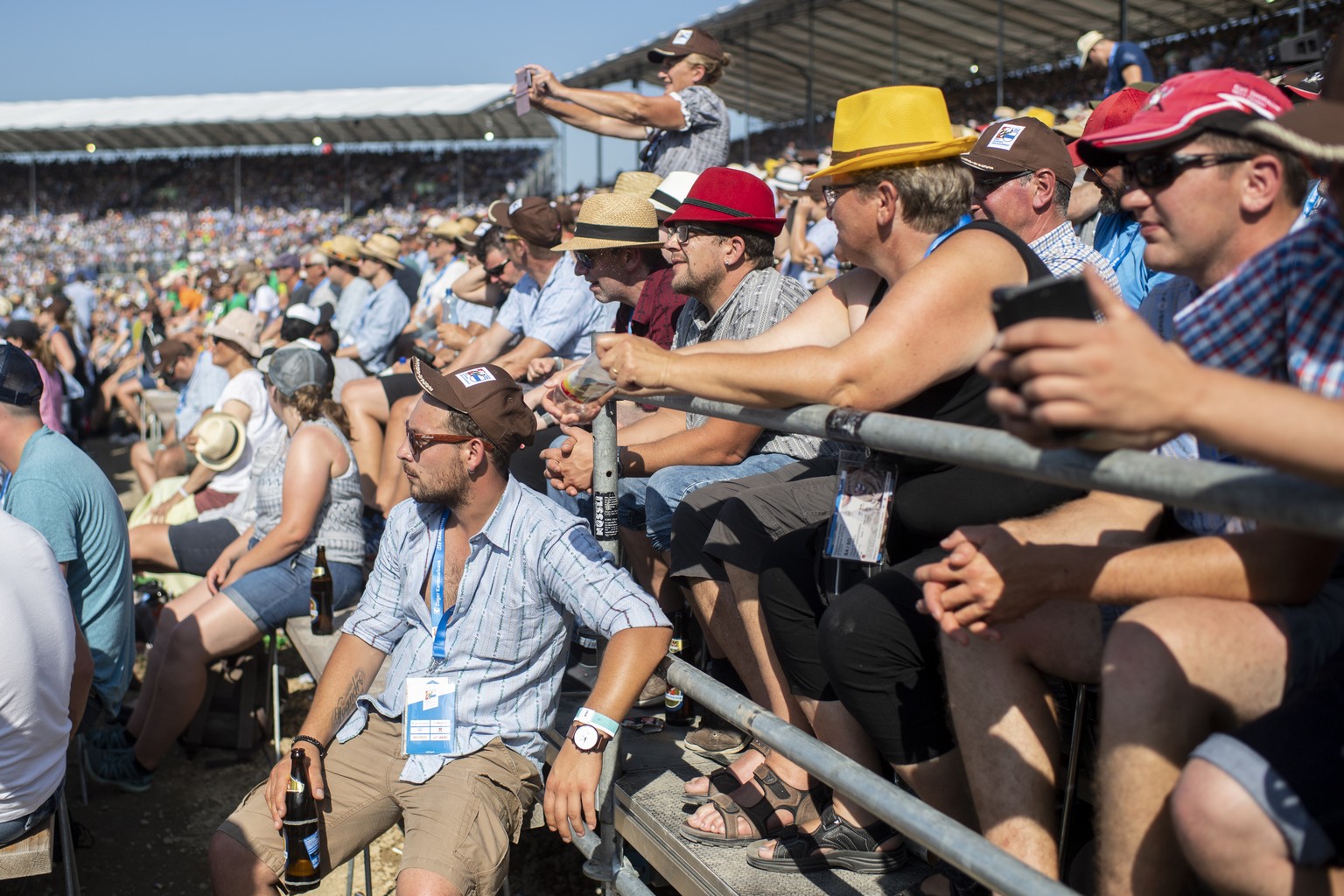 Besucher verweilen am Eidgenoessischen Schwing- und Aelplerfest (ESAF) in Zug, am Samstag, 24. August 2019. (KEYSTONE/Ennio Leanza)