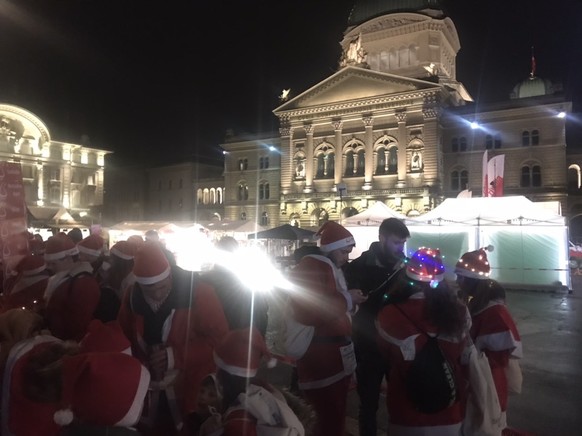 Die Samichläuse, die am «Santarun» in Bern teilgenommen haben, werden vom Platz gewiesen.&nbsp;