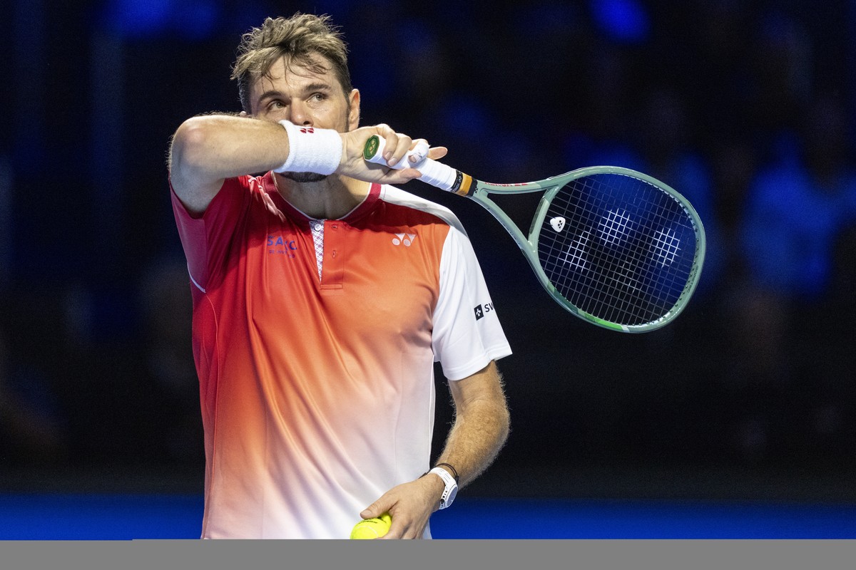 epa13335561 Switzerlands Stan Wawrinka reacts in his match against Czech Republic's Jiri Lehecka during their Round of 32 match at the Swiss Indoors Basel tennis tournament, in Basel, Switzerland ...