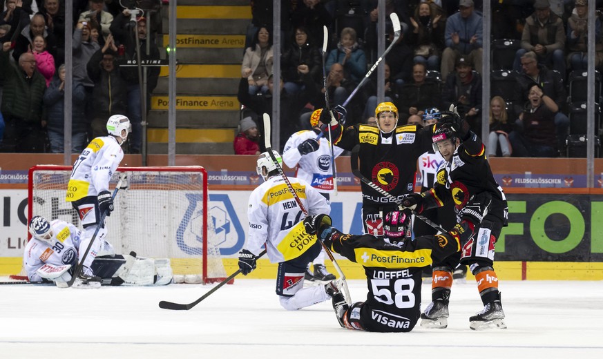 Romain Loeffel (SCB), unten, jubelt nach seinem Tor zum 3-0 mit seinem Teamkollegen PostFinance Top Scorer Benjamin Baumgartner (SCB), und Austin Czarnik (SCB), rechts, beim Eishockey Meisterschaftssp ...