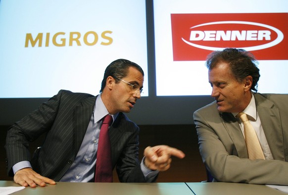 Herbert Bolliger, rechts, CEO Migros, und Philippe Gaydoul, CEO Denner, anlaesslich der Pressekonferenz am Dienstag, 4. September 2007, in Zuerich. Die Wettbewerbskommission Weko hat die Uebernahme vo ...