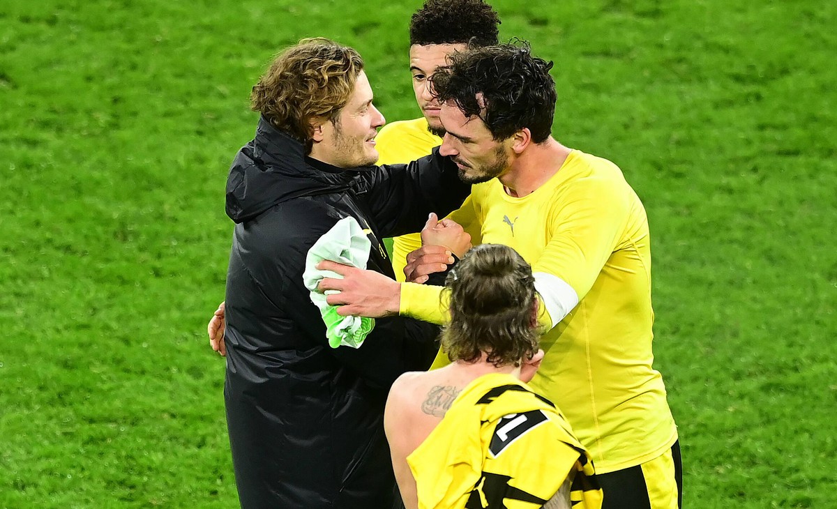 Fussball v.l. Trainer Edin Terzic, Jadon Sancho, Mats Hummels Dortmund Dortmund, 03.01.2021, Fussball, Bundesliga, Borussia Dortmund - VfL Wolfsburg 2:0 Dortmund *** Football v l coach Edin Terzic, Ja ...