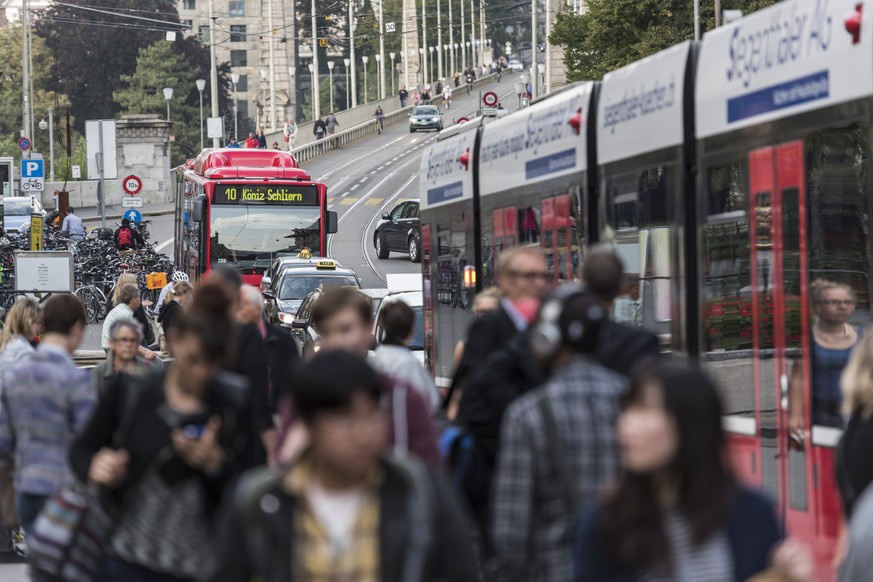 Ein Bus der Linie 10, welche Koeniz mit Ostermundigen verbindet, links, naehert sich einem Tram der Linie 9 am Donnerstag, 11. September 2014 auf dem Kornhausplatz in Bern. Am 28. September stimmen di ...