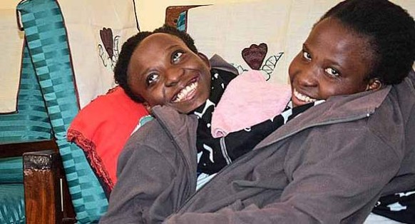 wei am Unterleib zusammengewachsene Studentinnen in Tansania sind im Alter von 21 Jahren gestorben. Die siamesischen Zwillinge Maria und Consolata Mwakikuti seien bereits seit Monaten ernsthaft krank  ...