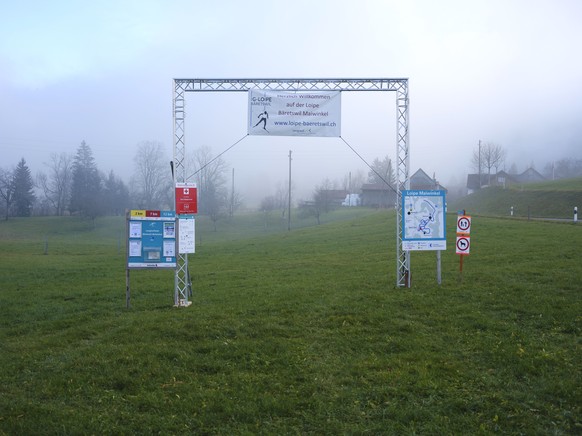 Der Startpunkt der Langlauf Loipe Baeretswil Maiwinkel ist auf der gruenen Wiese installiert, fotografiert am Sonntag, 25. Dezember 2022 in Baeretswil. (KEYSTONE/Christian Beutler)