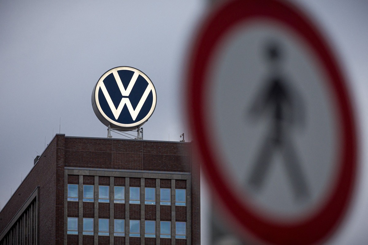 04.09.2026, Niedersachsen, Wolfsburg: Ein Verkehrsschild �Fu�g�nger� steht am Morgen neben dem VW-Markenhochhaus. Foto: Moritz Frankenberg/dpa +++ dpa-Bildfunk +++ (KEYSTONE/DPA/Moritz Frankenberg)