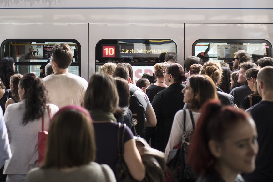 ARCHIVBILD ZUR LITRA-STUDIE &quot;ANGEBOT UND PREISE DES SCHWEIZER OEV IM INTERNATIONALEN VERGLEICH&quot;, AM DIENSTAG, 14. AUGUST 2018 ---- Pendler warten auf die Ersatztransportmittel wegen einer Ba ...