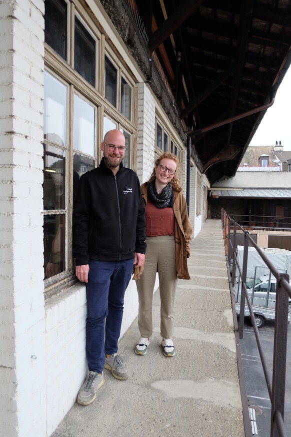Jérôme Glaser von Glaser Bauplaner und Rahel Dürmüller von Standke Architekten sind Mitglieder des Vereins &quot;Countdown 2030&quot; und setzen sich für mehr Nachhaltigkeit beim Bauen ein. Hier vor i ...