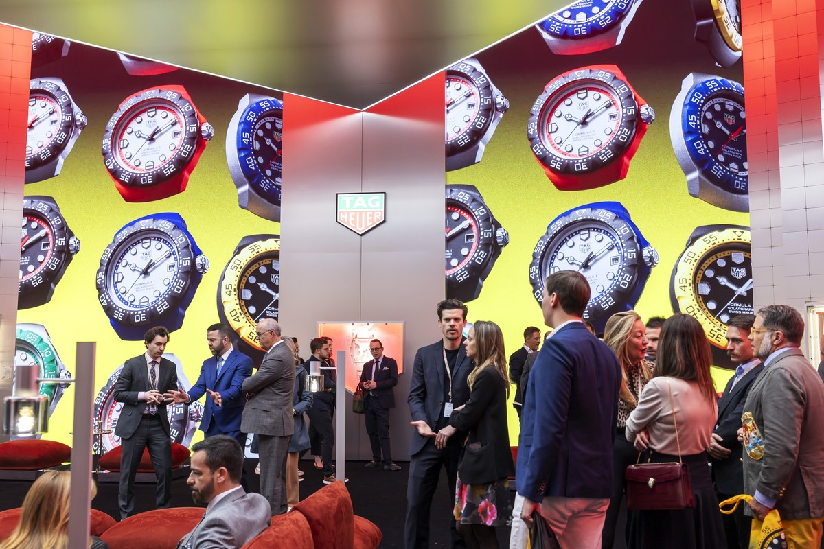 epa12005409 Visitors gather at the Swiss watch manufacturer TAG Heuer stand during the 'Watches and Wonders Geneva' luxury watch fair, in Geneva, Switzerland, 02 April 2025. EPA/SALVATORE DI ...