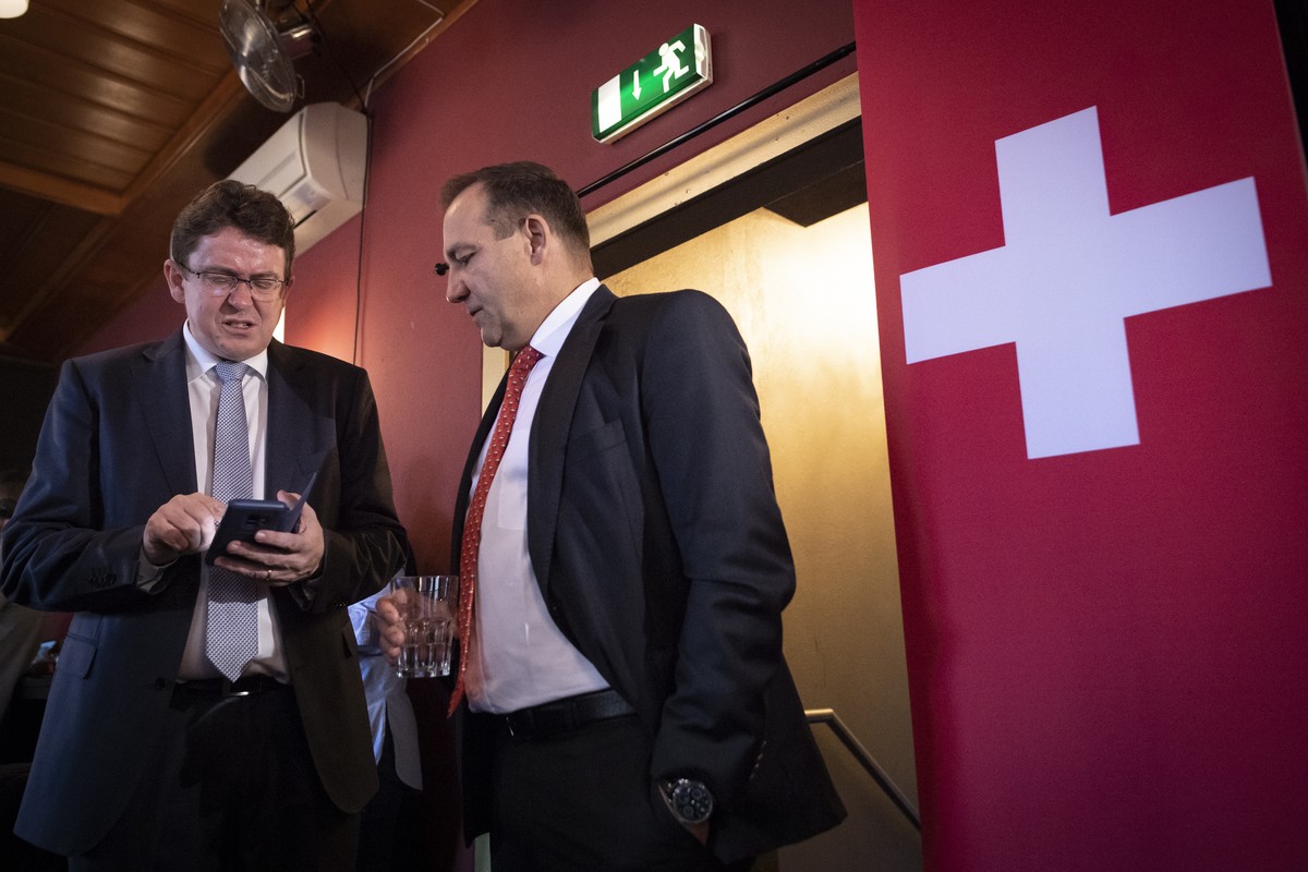 Parteipraesident und Nationalrat Albert Roesti (Bern), und Nationalrat und Kampagnenleiter Thomas Matter (Zuerich), von links, verfolgen Resultate, beim Abstimmungshoeck der SVP Schweiz, am Sonntag, 2 ...