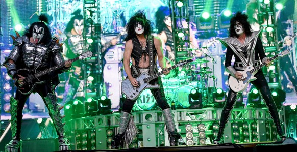 epa04794084 Members of the US band Kiss (L-R) Gene Simmons, Paul Stanley and Tommy Thayer perform at the Arena of Verona, in Verona, Italy, 11 June 2015. EPA/DANIEL DAL ZENNARO