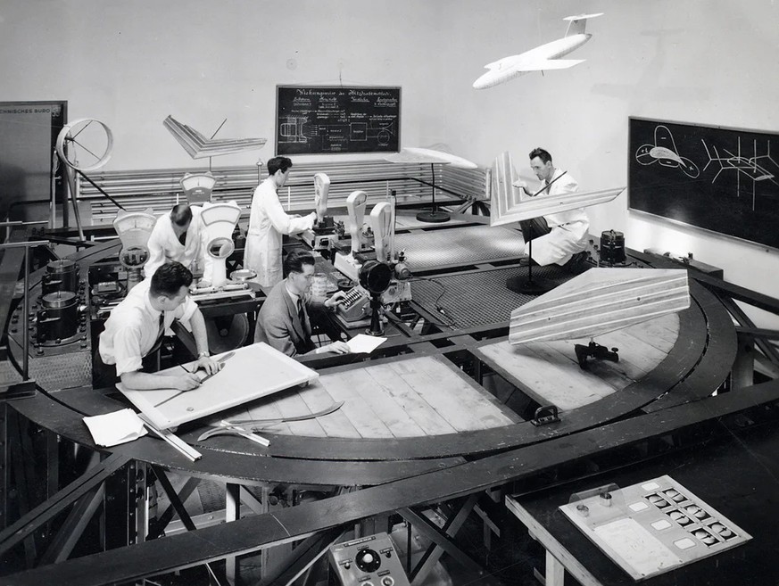Im Messraum des Instituts für Aerodynamik konstruieren Studierende Flugzeuge, 1955.
https://ba.e-pics.ethz.ch/#categories-node=e334a879-6648-4907-9ad6-a86d3d587f94&amp;main-search-text=Institut%20f%C3 ...