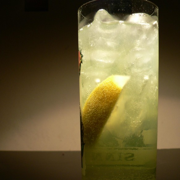 chartreuse and tonic trinken drinks longdrink cocktail alkohol https://www.flickr.com/photos/dclies/