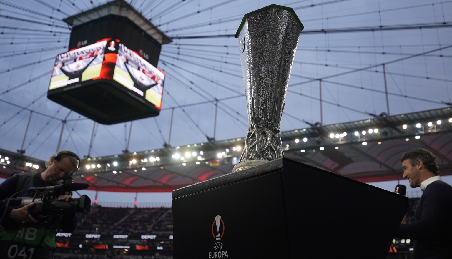 epa09928744 The UEFA Europa League trophy on display ahead of the UEFA Europa League semi final, second leg soccer match between Eintracht Frankfurt and West Ham United in Frankfurt am Main, Germany,  ...