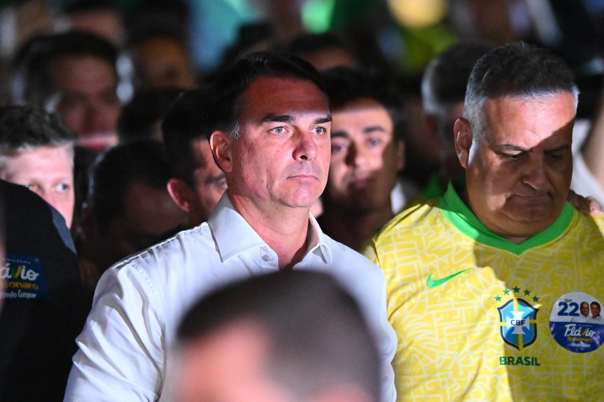 epaselect epa13332044 Brazilian presidential candidate Flavio Bolsonaro arrives to deliver a speech after the presidential runoff election in Brasilia, Brazil, 25 October 2026. Brazilian President Lui ...