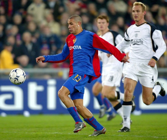 Basel&#039;s Christian Gimenez, left, shoots to scores in front of Liverpool&#039;s Sami Hyypia, at the Champions League, Group B, soccer game Basel vs Liverpool in Basel, Switzerland, Tuesday, Novemb ...