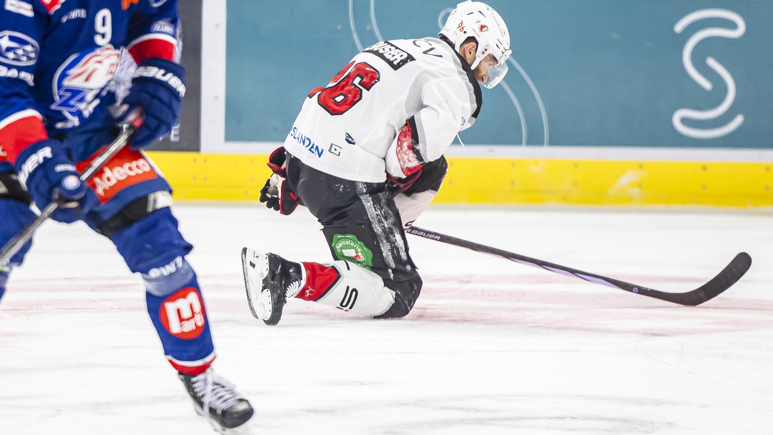 Andrea Glauser (LHC) (rechts) im fuenften Playoff Final Eishockeyspiel der National League zwischen den ZSC Lions und Lausanne HC, am Donnerstag, 25. April 2024 in der Swiss Life Arena in Zuerich. (KE ...