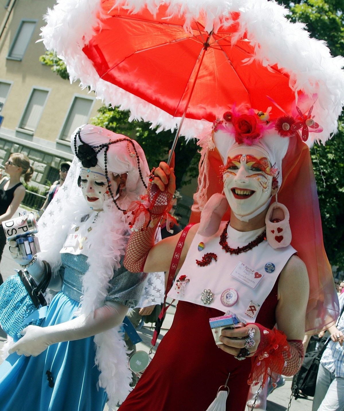 Paar am Christopher Street Day, der grossen Parade der Schwulen und Lesben, durch die Zuercher Innenstadt am Samstag, 10. Juni 2006. (KEYSTONE/Walter Bieri)
A disguised couple takes part in the Chris ...