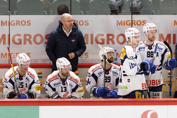Kloten&#039;s Head coach Gerry Fleming looks the game, during a National League regular season game of the Swiss Championship between Lausanne HC and EHC Kloten, at the Vaudoise Arena in Lausanne, Swi ...