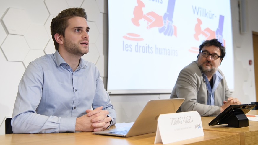 Tobias Voegeli, Co-Praesident Junge Gruenliberale Schweiz, links, spricht an der Seite von Jorgo Ananiadis, Co-Praesident Piratenpartei Schweiz, rechts, waehrend einer Medienkonferenz des Referendumsk ...