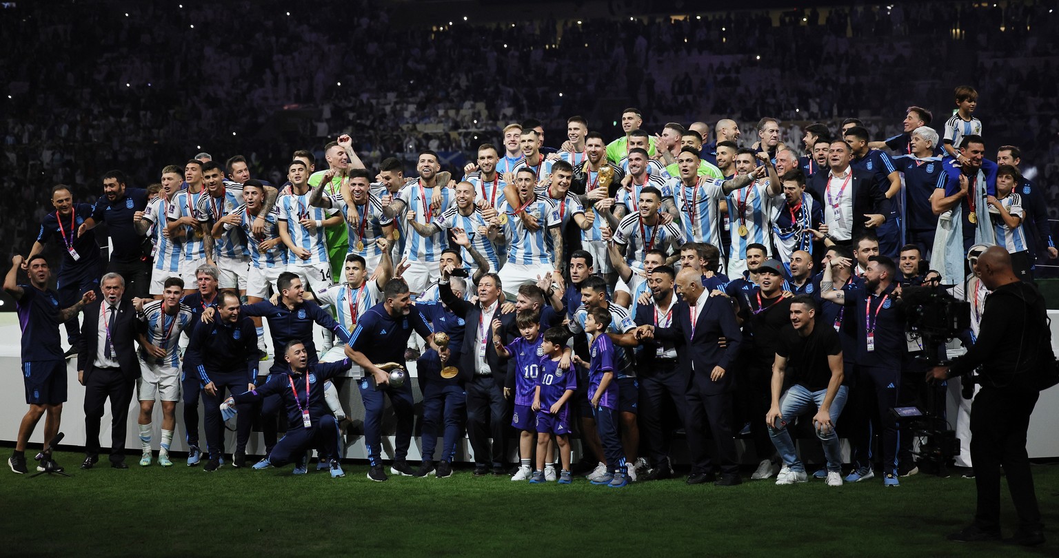 epa10373127 Players of Argentina celebrate after winning the FIFA World Cup 2022 Final between Argentina and France at Lusail stadium in Lusail, Qatar, 18 December 2022. Argentina won 4-2 on penalties ...