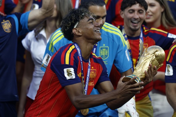 epa13121968 Lamine Yamal and players of Spain celebrate with the World Cup Trophy during the awards ceremony of the FIFA World Cup 2026 final match Spain against Argentina, in East Rutherford, New Jer ...